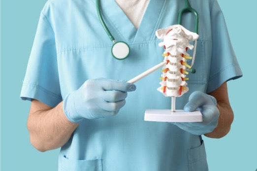 Dolor lumbar crónico (lumbalgia), Dr. Ortola, traumatólogo en Calpe