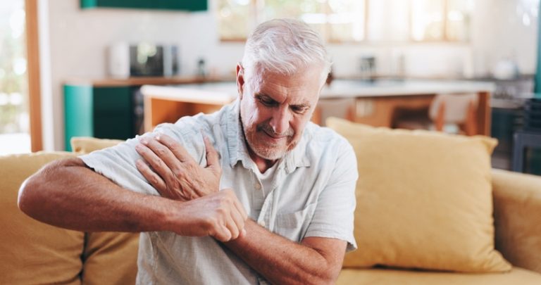 dolor en el hombro al levantar el brazo